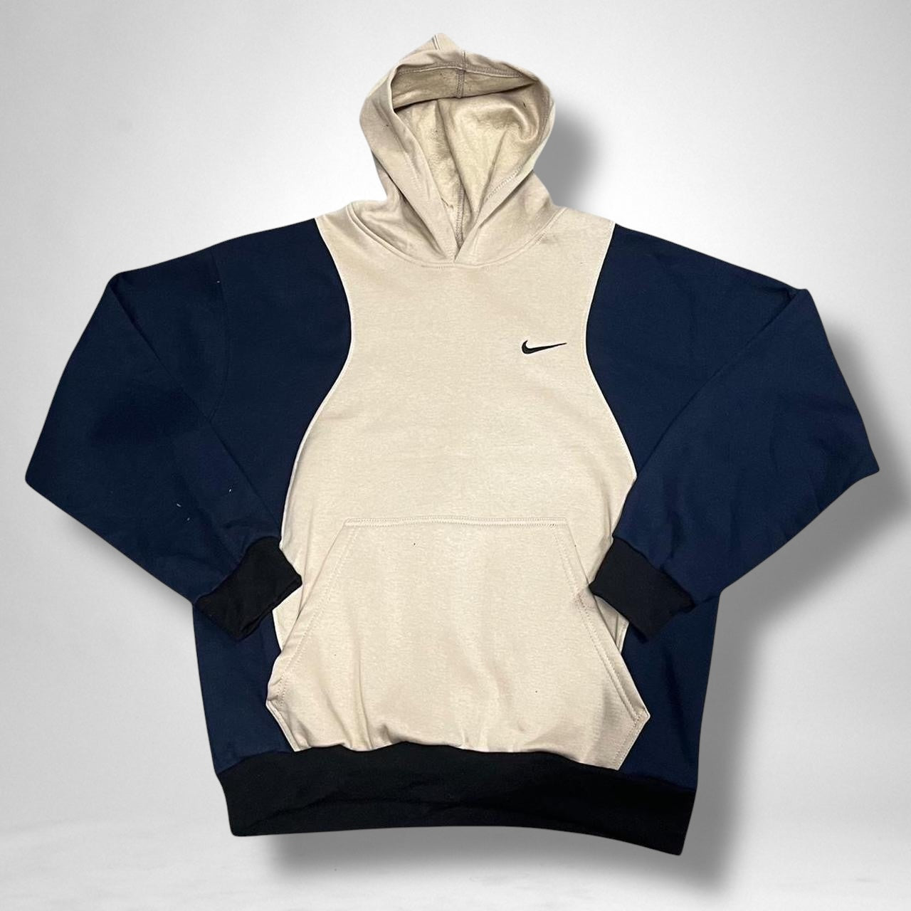reworked-nike-hoodie-beige-navy-vintage-streetwear